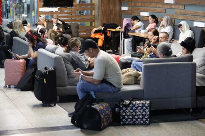 Maduro ordena un "plan especial" para el retorno de venezolanos varados en otros países