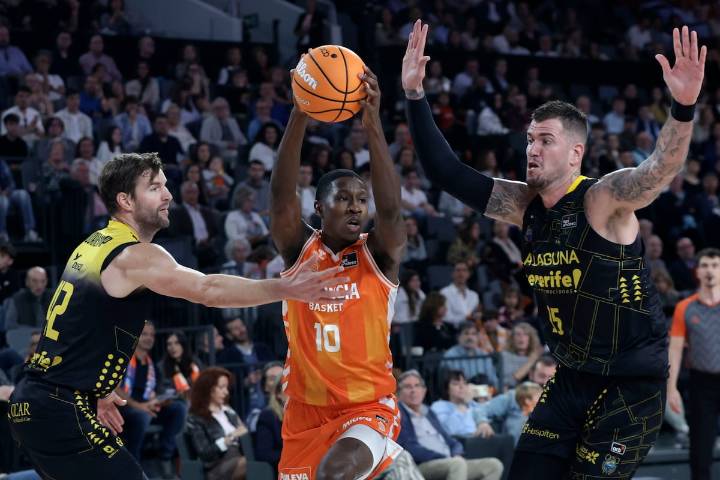 El Valencia marca las diferencias ante el Tenerife y afianza su liderato en la ACB