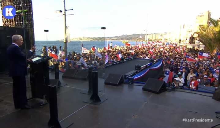 Kast está utilizando chaleco antibalas en traslados a actividades y Jara responde: “Al parecer desconfía del pueblo chileno”