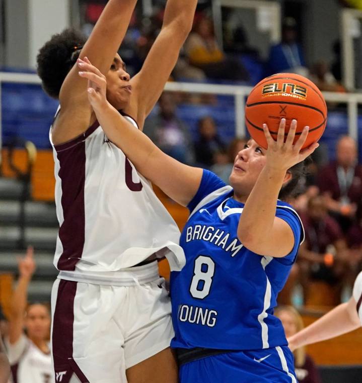 Unbeaten Oregon women deal ODU a decisive defeat