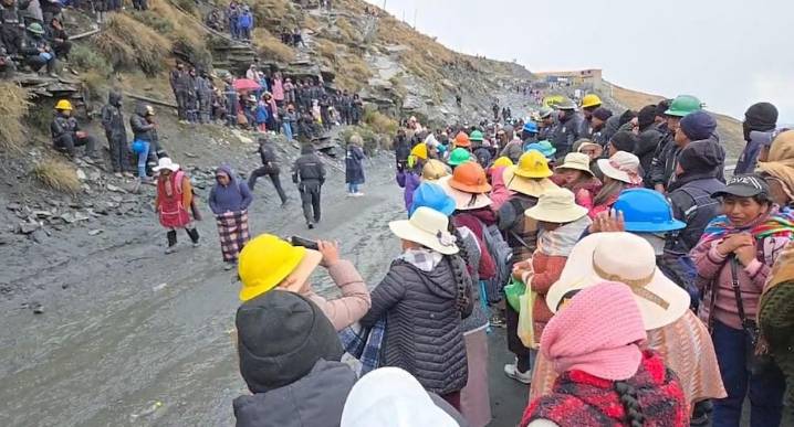 Puno: Un muerto y varios heridos por violento enfrentamiento en mina La Rinconada en su segundo día de huelga indefinida