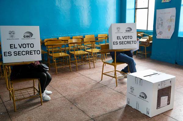 Cierran las urnas del referéndum en Ecuador y se inicia el escrutinio de votos
