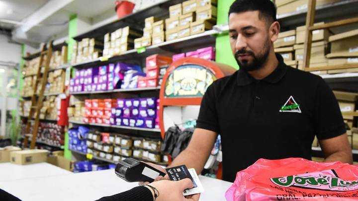 💲El uso de tarjetas de crédito en Argentina se dispara, y los intereses por pago mínimo alcanzan niveles críticos de hasta el 63%