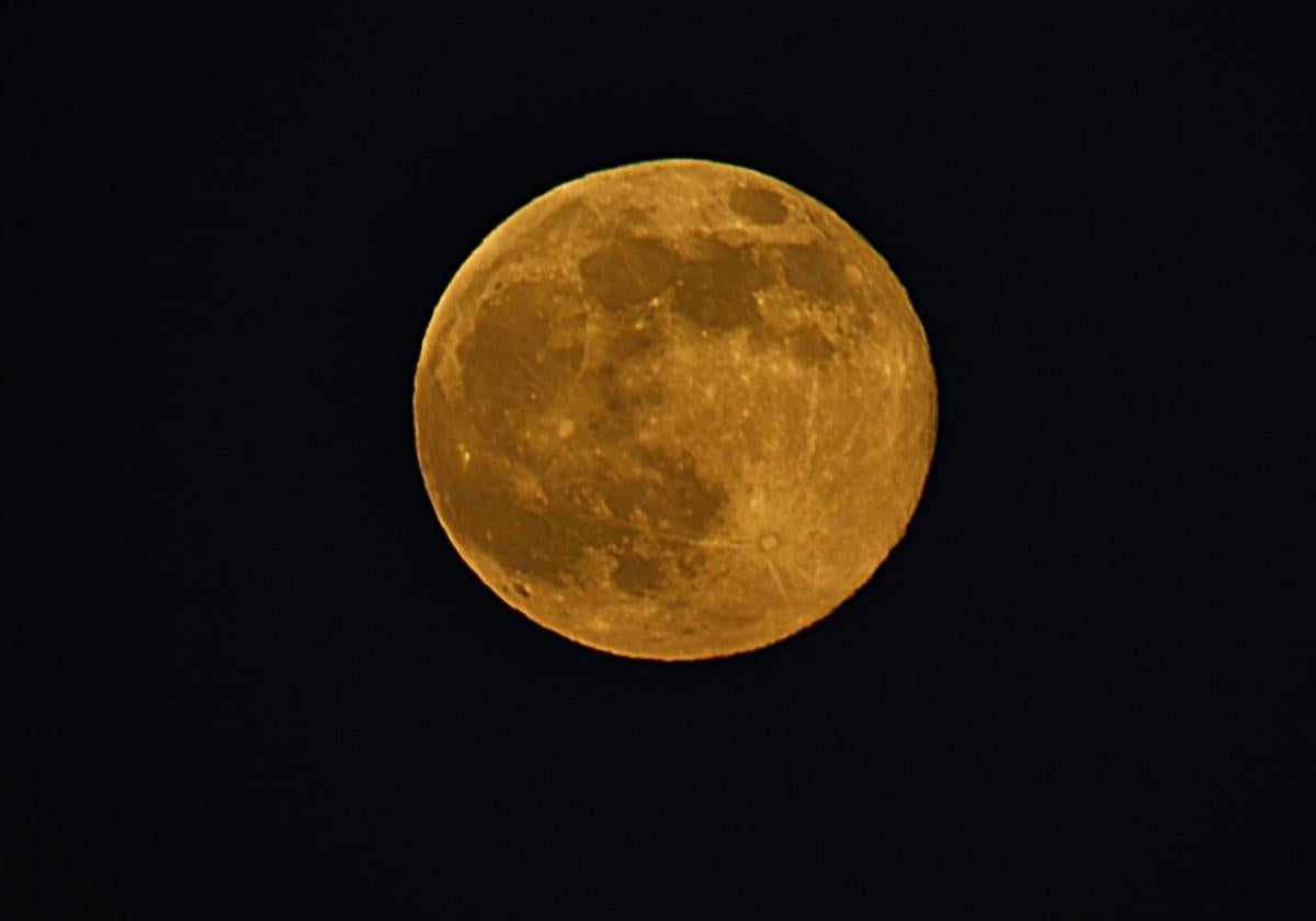 Más grande y más brillante: la mayor superluna del año encandila a Canarias