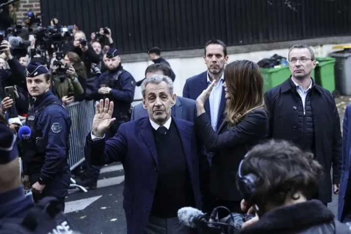 Expresidente francés Sarkozy sale de prisión y vuelve a su casa