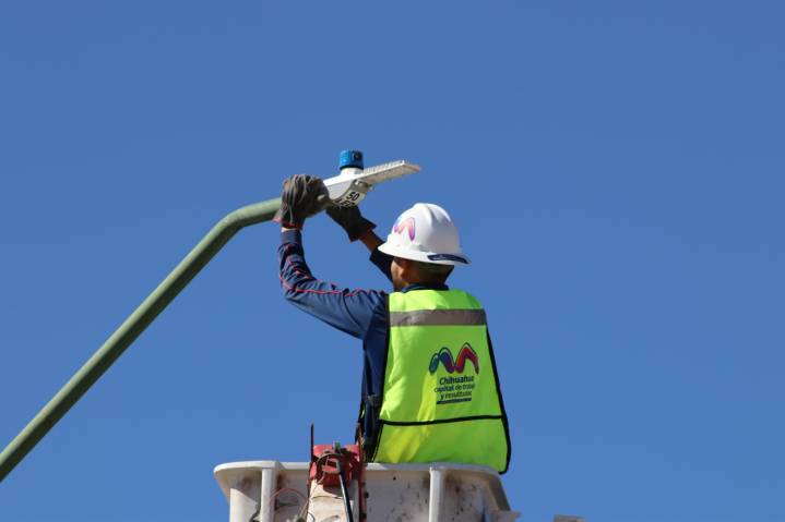 Renueva Municipio alumbrado público en cinco colonias y mejora la seguridad de más de 4 mil vecinos