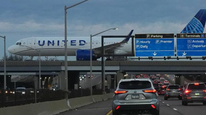 FAA reducing air traffic by 10% across 40 'high