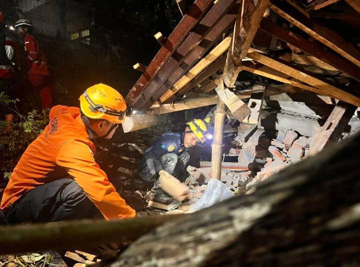 Deslizamientos de tierra en Indonesia dejan dos muertos y 21 desaparecidos