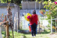 Denuncian cobros para entrar al panteón de Tlatlauquitepec