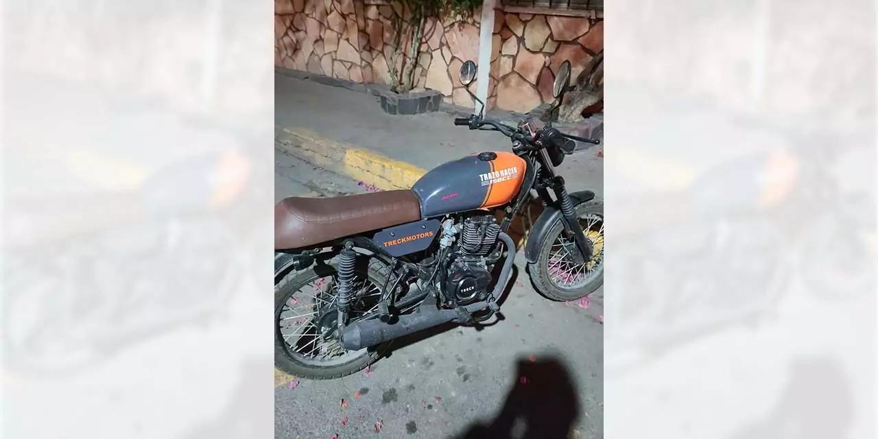 Deja estacionada su motocicleta y desaparece