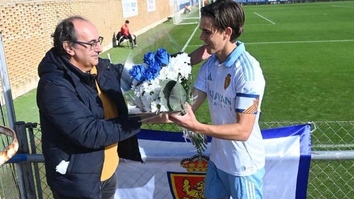 Así ha sido el homenaje del Deportivo Aragón a su aficionada más fiel: flores y una placa para el recuerdo