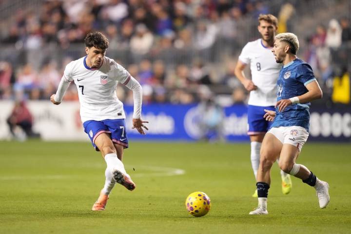 Deadspin | Giovanni Reyna shines in return; USMNT edges Paraguay in friendly
