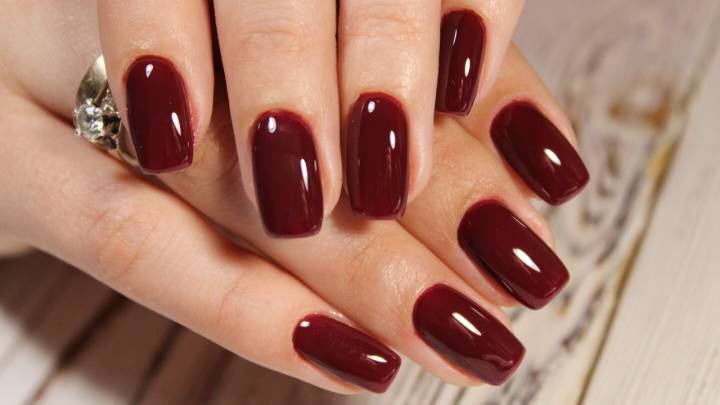 8 uñas navideñas sencillas que rejuvenecen las manos a los 50+