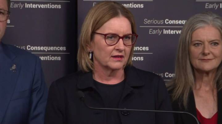 Victorian Premier Jacinta Allan repeatedly refuses to put job on the line during tense press conference on youth crime crackdown