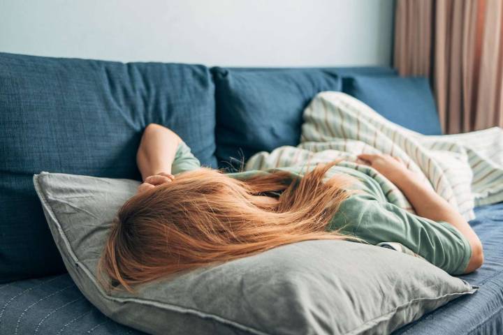 Woman Sparks Family Rift After Telling Sister to Sleep on Couch for Christmas, Giving Guest Suite to Stepdaughter’s Mom