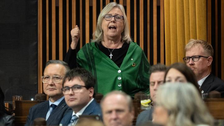 Carney says he's committed to Paris climate targets, gains Green budget vote