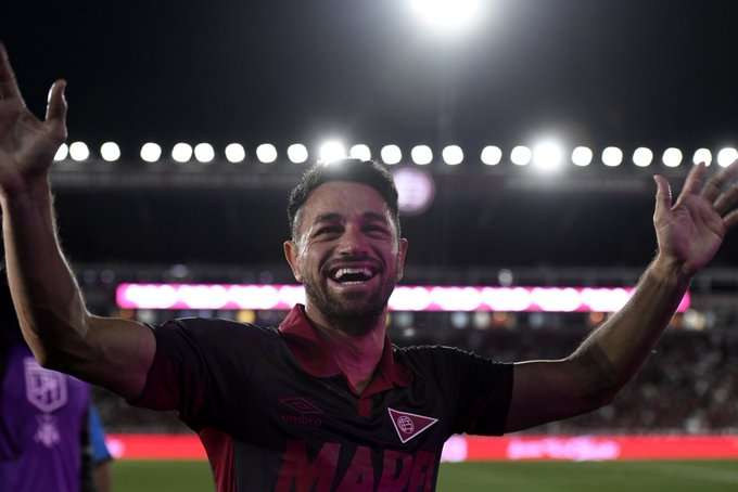 El «Laucha» Acosta se emocionó en su retiro del fútbol profesional