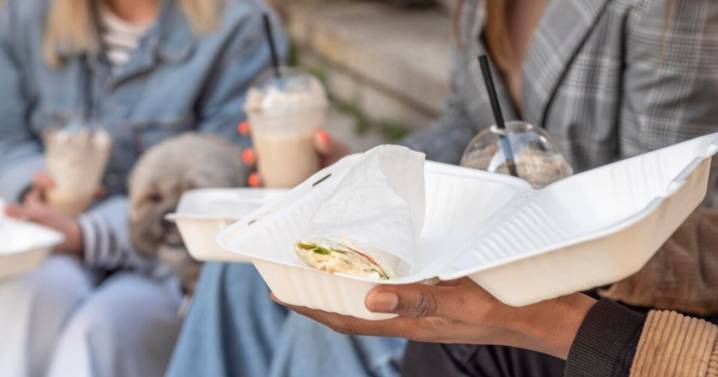 Cada vez más empleados federales buscan alimentos ante cierre del gobierno