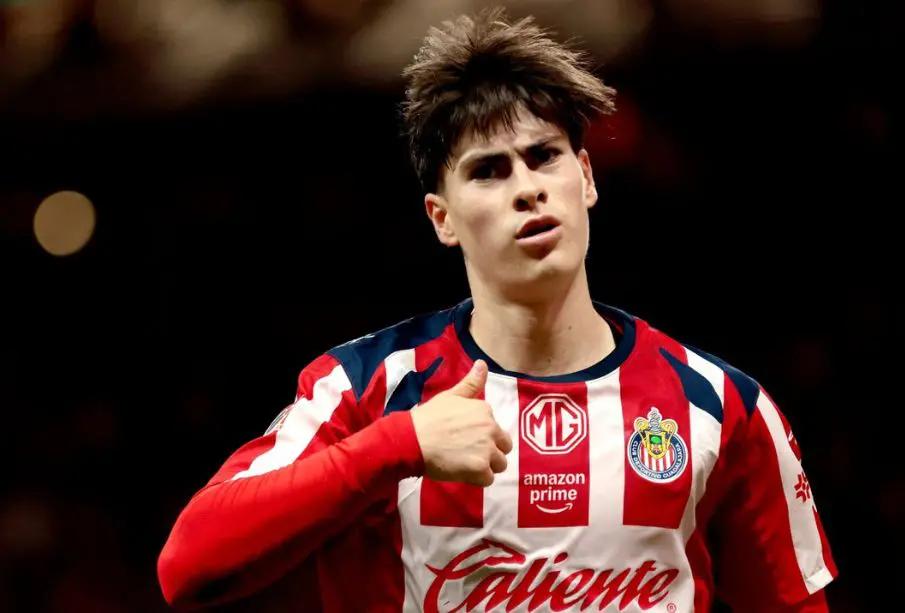 La Hormiga González, a un gol de la historia con Chivas