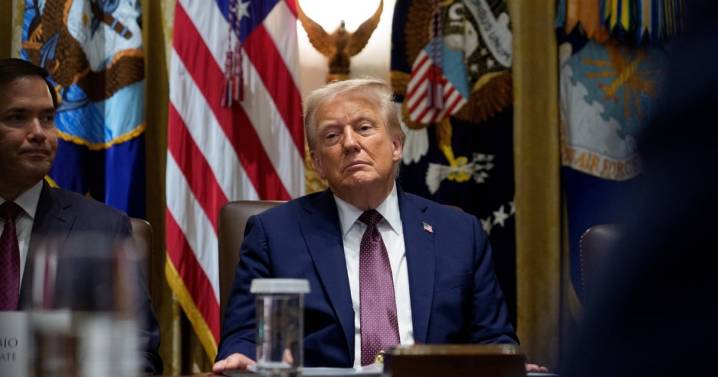 Trump niega planes para atacar Venezuela... pero envía más buques de guerra al Caribe