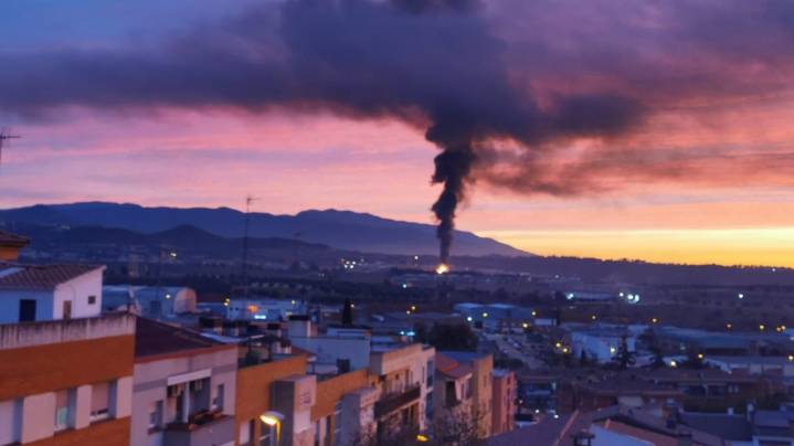 Tres heridos graves en el incendio de una industria en Caldes de Montbui, Barcelona