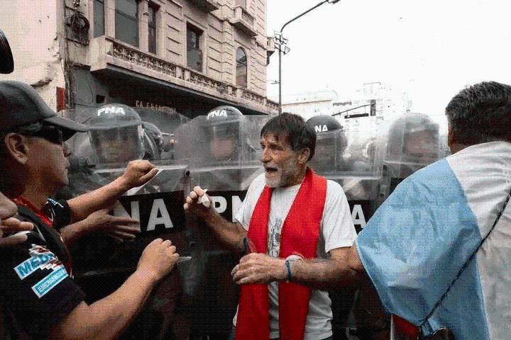 Detuvieron durante una hora y media al Padre Paco en la marcha de...