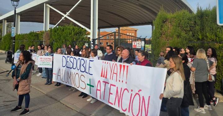 Familias del CEIP Tierno Galván de La Zubia exigen a la Junta una nueva línea educativa en el centro