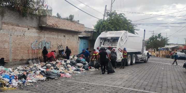 Hay más de mil recolectores de basura en la capital de Puebla; muchos son familias completas