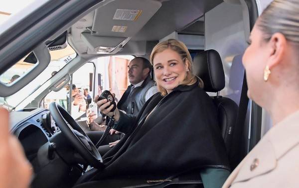 Rompe gobernadora abandono en salud