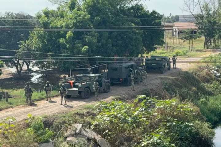 Liberan a 20 personas secuestradas en Sinaloa; aseguran armas y equipo táctico