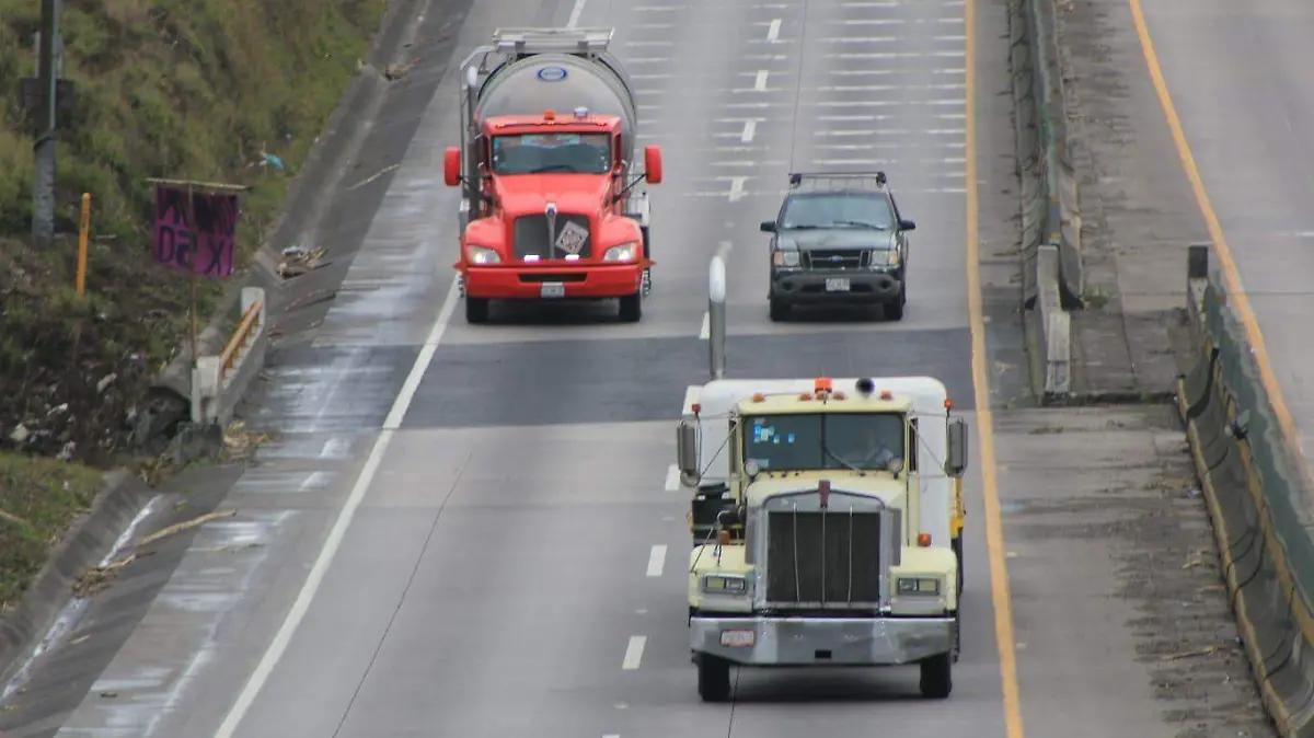 Choque de cuatro vehículos deja dos lesionados en la autopista Puebla