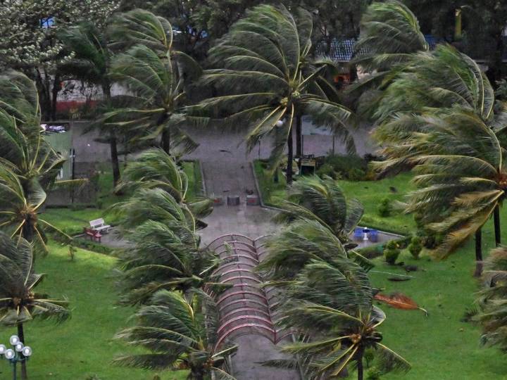 Death toll tops 140 in Philippines as typhoon heads towards Vietnam