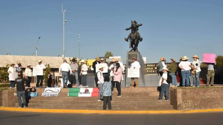 Se congrega Movimiento Civil Carlos Manzo en la glorieta de Pancho Villa