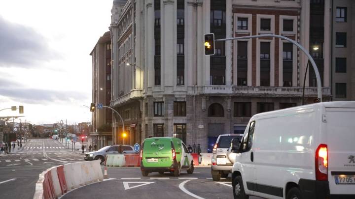 El tráfico ya pisa la rotonda en el puente de Los Leones en León, en fotos