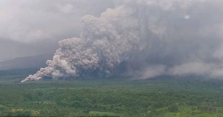 Indonesia: Mount Semeru volcano at highest level of alert