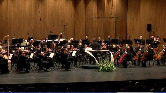 Community gathers for Louisville Orchestra concert to comfort those impacted by UPS plane crash