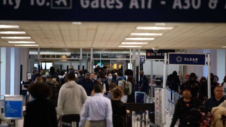 ¿Se verán afectados tus viajes de Thanksgiving por la reducción de vuelos?