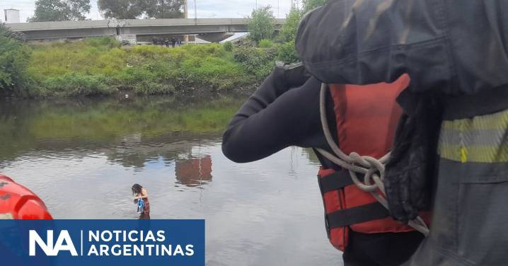 Rescataron a una mujer que había caído al Riachuelo