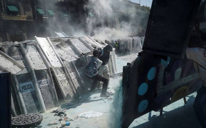 Fotos y Video | Caos en Palacio Nacional: Gases, derribo de vallas y lanzamiento de rocas durante marcha de 'Generación Z'