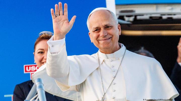 León XIV llega a Turquía en su primer viaje internacional