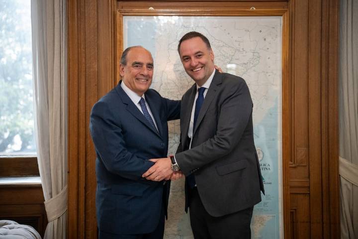 Recambio. Emocionado, Guillermo Francos se reunió con Adorni y se despidió de la Casa Rosada