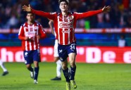 La Hormiga González pica y Chivas se lleva los tres puntos