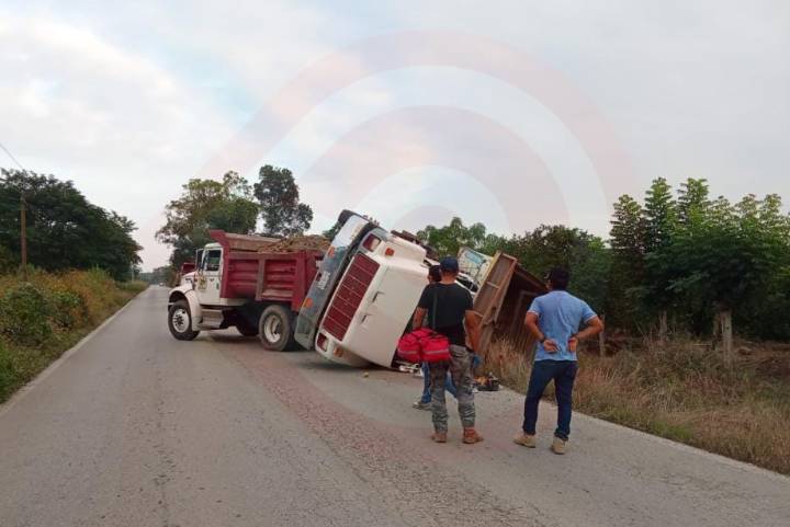 Volcó camión en la Huejutla