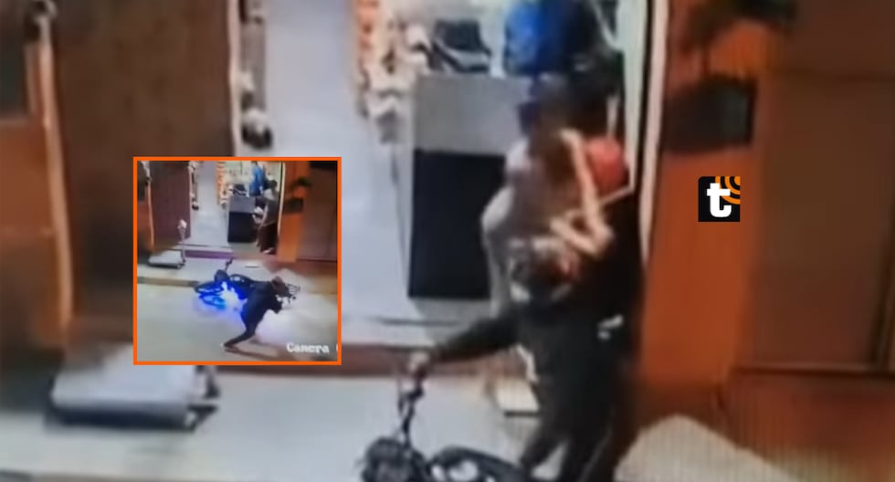 ¡Los enfrentó! Dueña de tienda agarra a ‘palazos’ a delincuentes que intentaron asaltar su negocio en Tumbes Uno de los rateros no pudo prender su moto y fue cuando la dueña lo golpeó por la espalda.