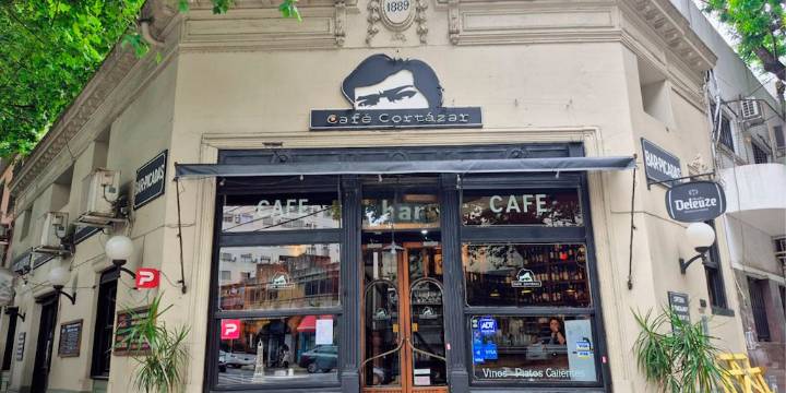 Cafetines de Buenos Aires: el rincón dedicado a Cortázar que es resistencia cultural e invita a sumergirse en el mundo del escritor