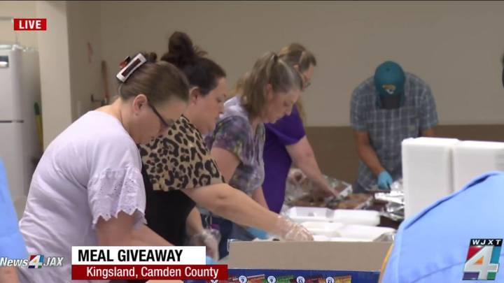 Volunteers line up in Kingsland to serve 600+ meals as shutdown continues, ‘It feeds my soul’