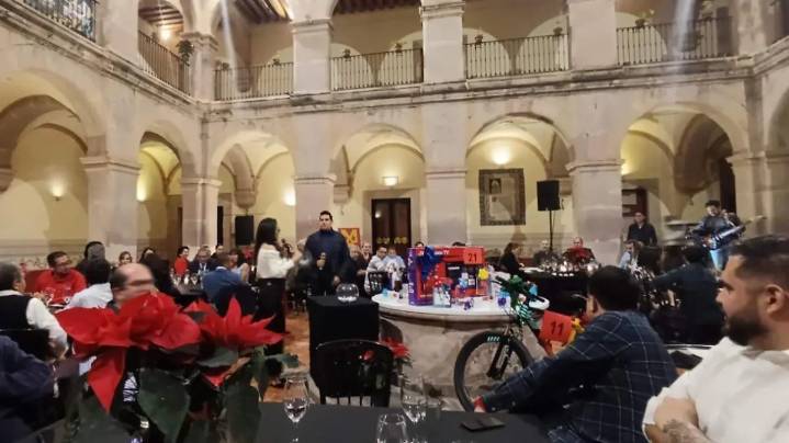 ¿Sabías que el Día de Acción de Gracias nació de una cena entre colonos y nativos americanos? Te contamos