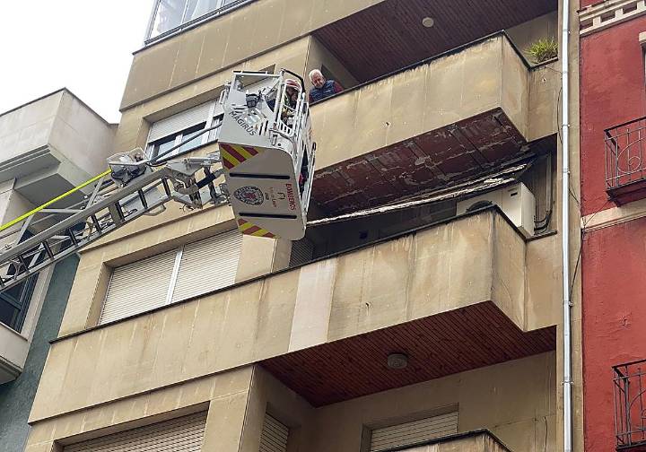 Los bomberos retiran el techo de una terraza ante el riesgo de desprendimiento en el centro de León
