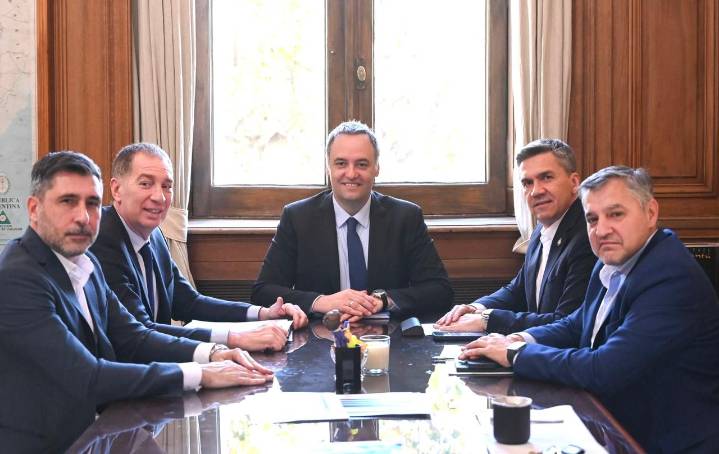 El gobernador Zdero visitó Casa Rosada y se reunió con Adorni y Santilli