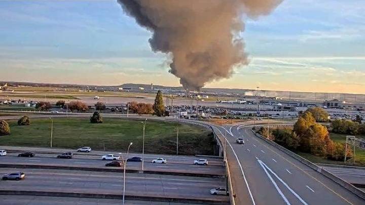 3 killed after UPS plane crashes in Kentucky, erupts into ball of fire